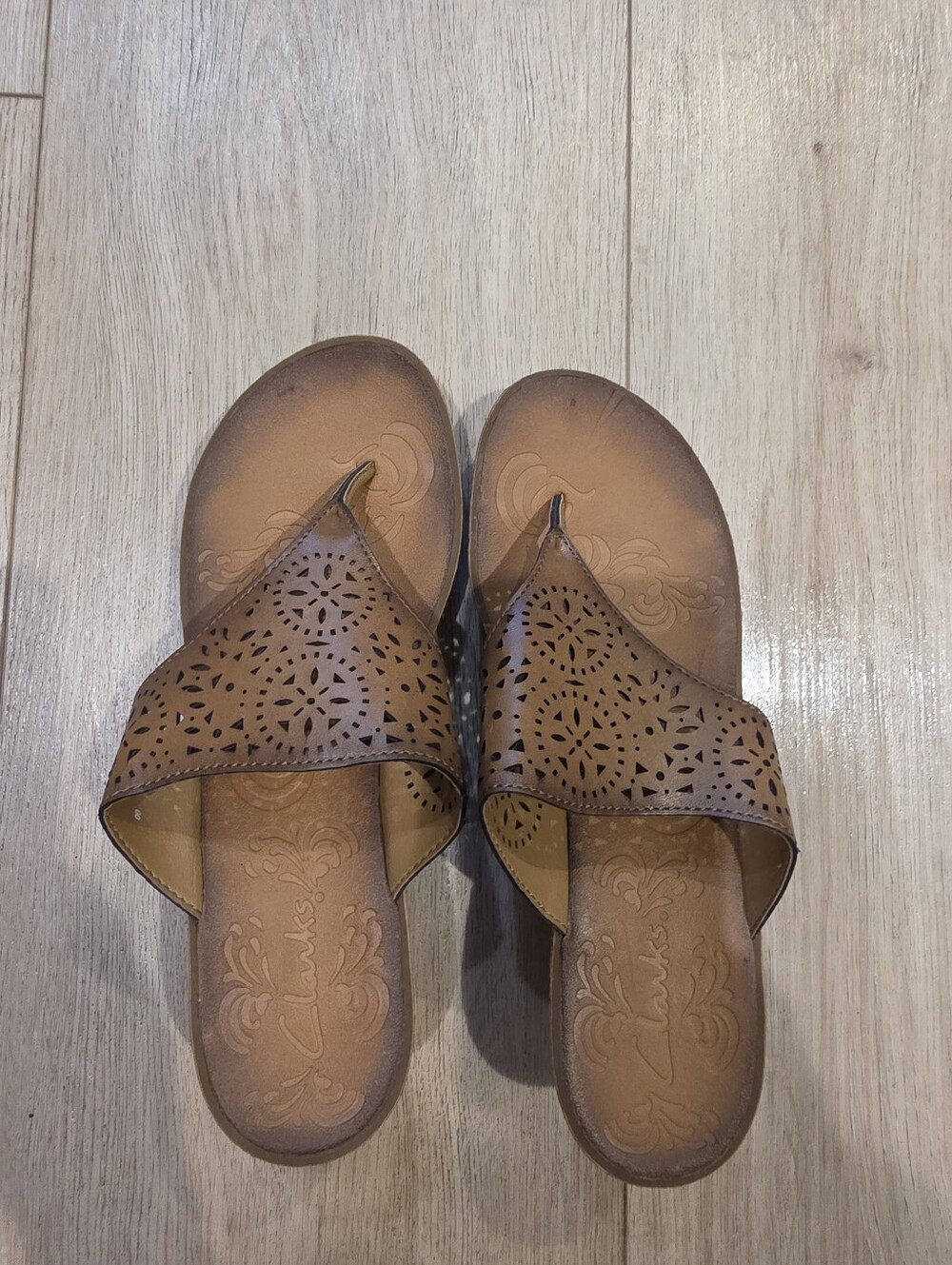 Clarks Women’s Brown Laser Cut Cork Wedge Thong Sandals Size 9